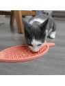 Chat qui lèche le tapis de léchage pour chat rose en silicone poisson MARTIN SELLIER