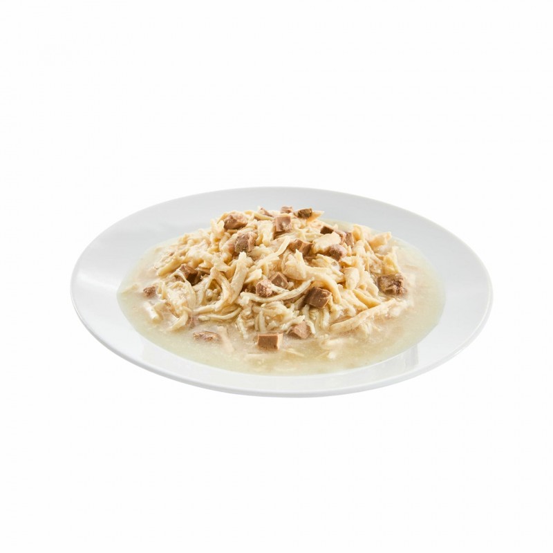 contenu d'1 sachet fraîcheur chat poulet avec foie de poulet en sauce Les Filous dans une assiette