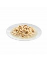 sachet fraîcheur chat thon maquereau et saumon en sauce les filous Prenium dans une assiette