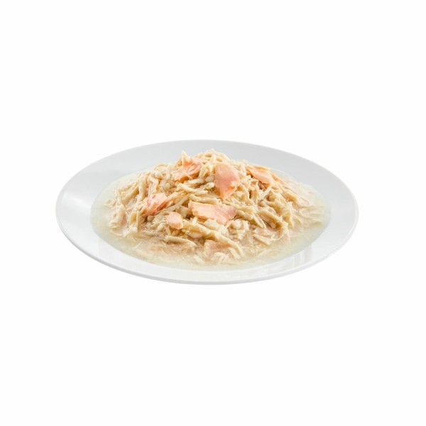 sachet fraîcheur pour chat poulet avec saumon en sauce les filous prenium dans une assiette