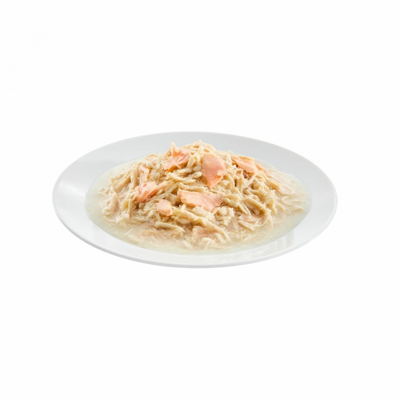 sachet fraîcheur pour chat poulet avec saumon en sauce les filous prenium dans une assiette