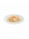 sachet fraîcheur pour chat poulet avec saumon en sauce les filous prenium dans une assiette
