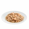 boîte pour chat thon avec crevettes en gelée les filous prenium dans une assiette