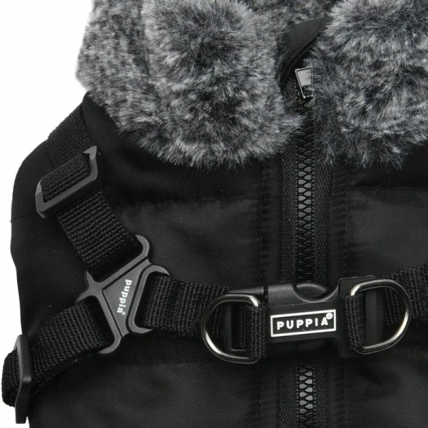 détail du harnais intégré du Manteau pour chien noir Donavan Puppia
