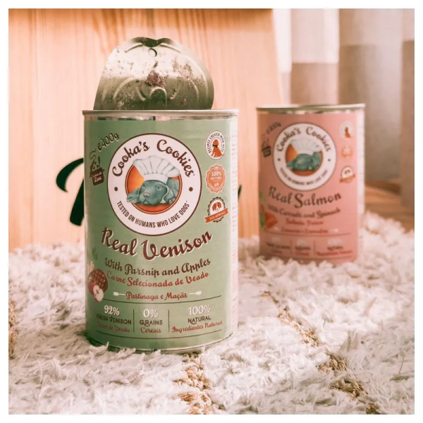boîte de pâtée pour chien au gibier Cooka's Cookies avec une boîte de pâtée au saumon en arrière plan