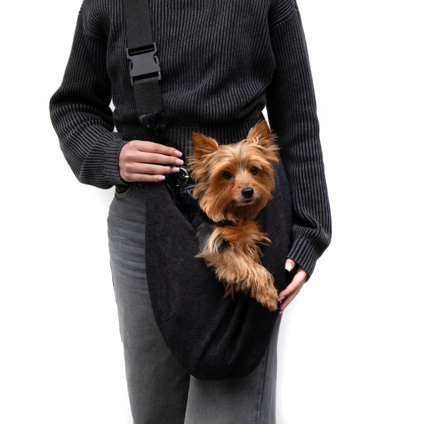 Femme qui porte le sac de transport pour chien et chat noir kangourou toudoudou avec un chien dedans