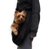 Femme qui porte le sac de transport pour chien et chat noir kangourou toudoudou avec un chien dedans, de profil