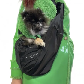 chien dans le sac de transport banane pour chien noir LE BILLY LE TAPIS ROUGE PARIS