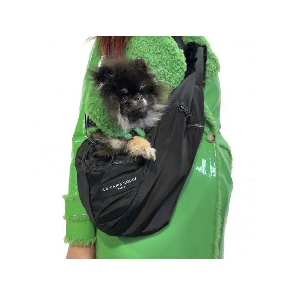 chien dans le sac de transport banane pour chien noir LE BILLY LE TAPIS ROUGE PARIS