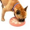 chien qui mange dans la gamelle anti glouton en silicone rose pour chien et chat martin sellier