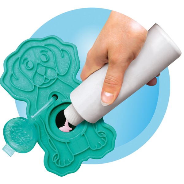 personne qui met du shampooing dans le Zoomgroom Bubbles KONG