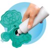 personne qui met du shampooing dans le Zoomgroom Bubbles KONG