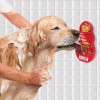chien qui lèche le tapis de lechage kong pendant que son humaine le lave