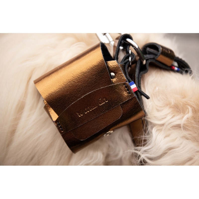 distributeur de sacs à crottes en cuir cuivre métallissé dakota poopidoo martin sellier attaché au collier de la même collection