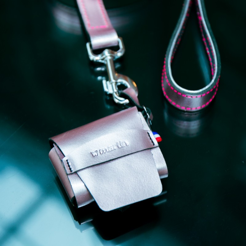 distributeur sacs à crottes en cuir rose métallisé poopidoo dakota martin sellier attaché à la laisse de la même collection
