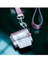 distributeur sacs à crottes en cuir rose métallisé poopidoo dakota martin sellier attaché à la laisse de la même collection