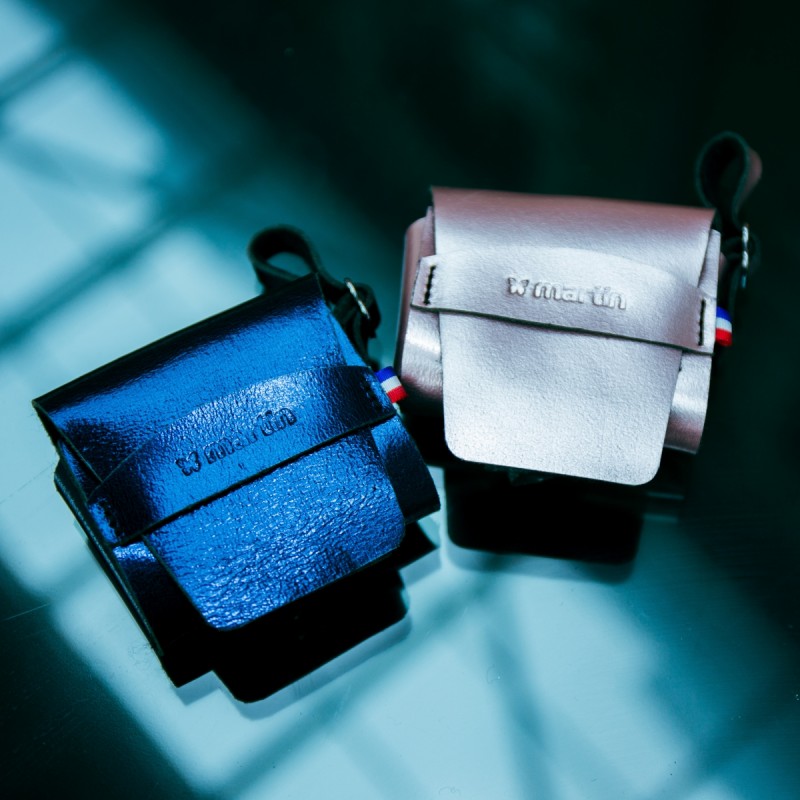 distributeur sacs à crottes en cuir bleu nuit métallisé poopidoo dakota martin sellier disponible aussi en rose métallisé