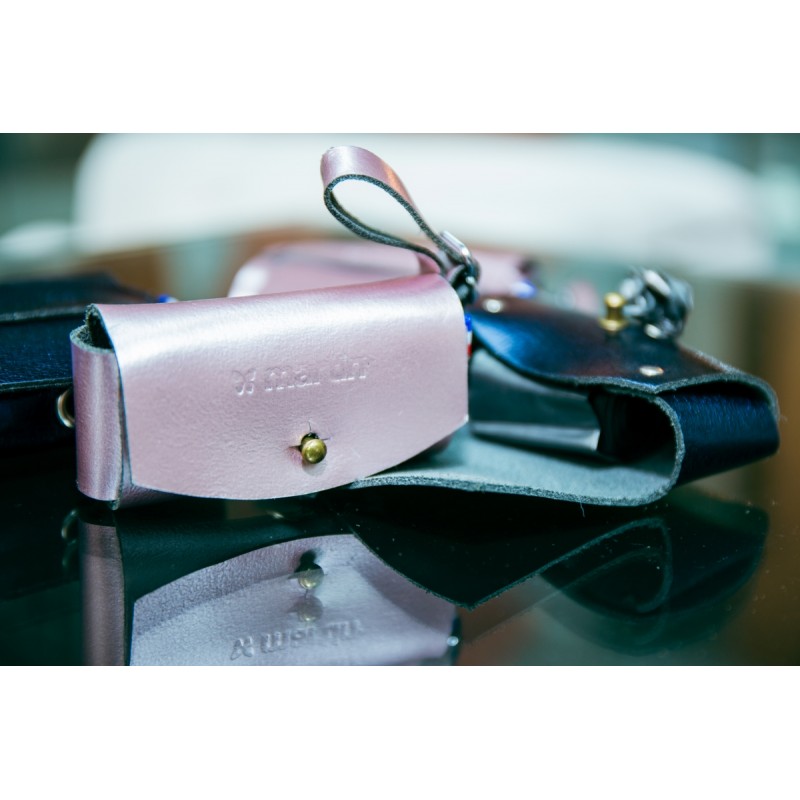 distributeur de sacs à crottes en cuir rose métallisé Poopi dakota martin sellier disponible aussi en bleu nuit métallisé