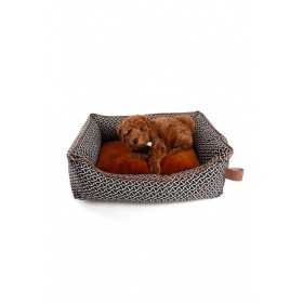chien allongé dans la corbeille pour chien marron collection Avenue Montaigne MARTIN SELLIER