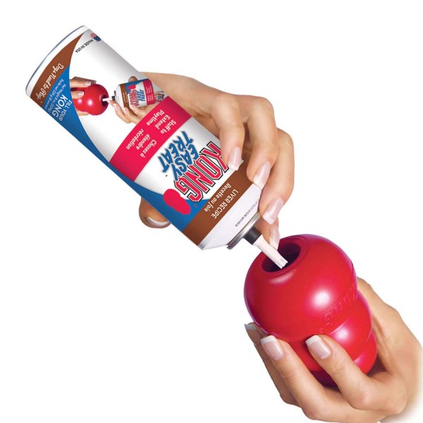 Personne qui garnit un jouet KONG avec la pâte pour chien au foie easy treat KONG