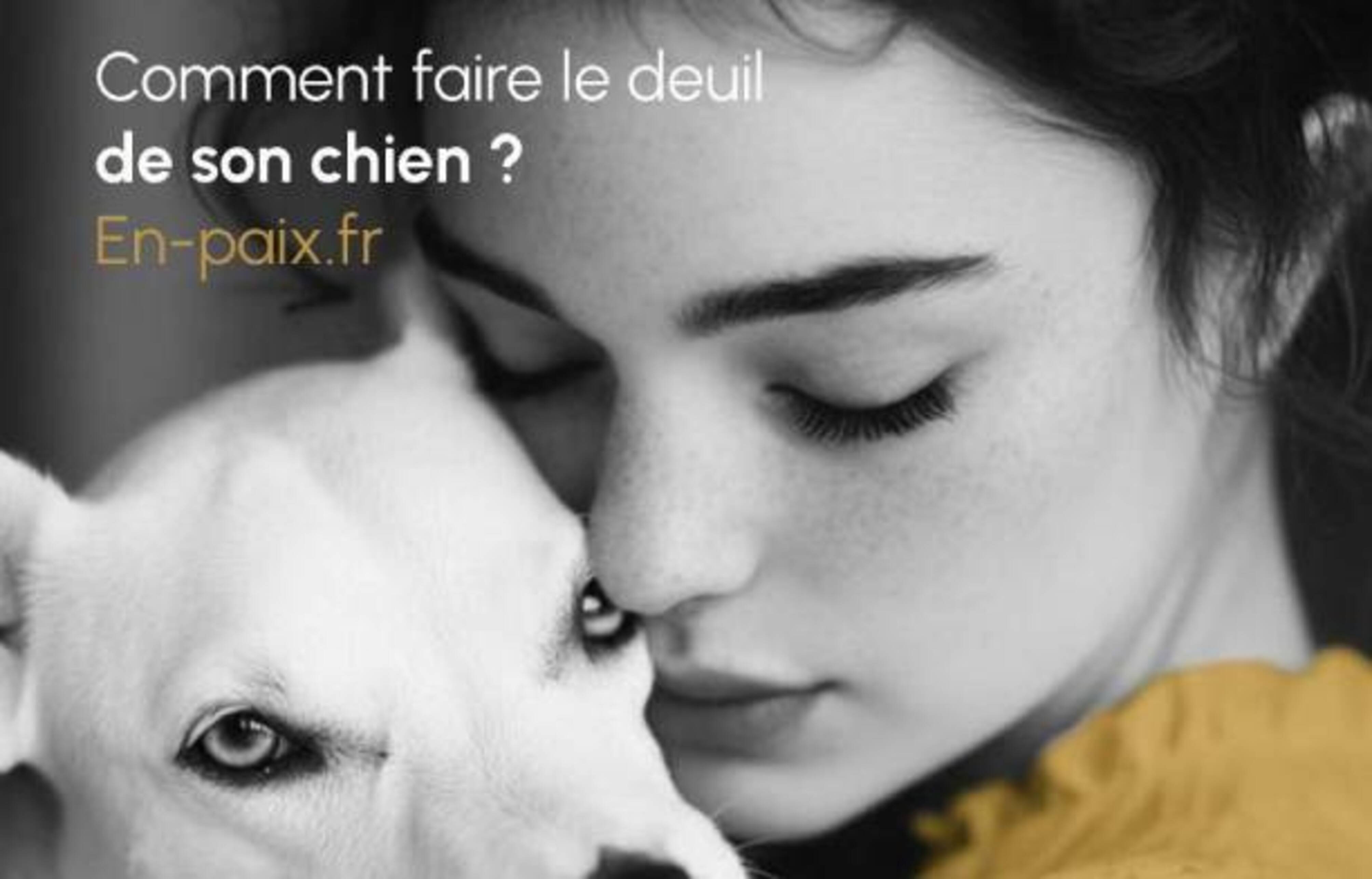 jeune fille qui pose délicatement son visage sur la tête de son chien